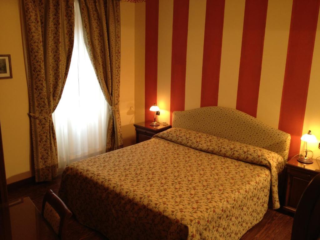 La Dependance Hotell Menaggio Rum bild