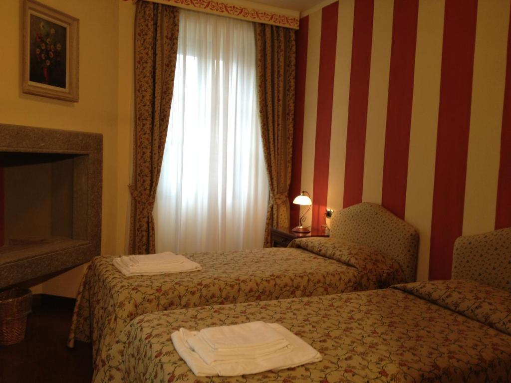 La Dependance Hotell Menaggio Rum bild